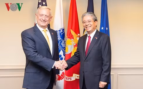 Đại sứ Việt Nam tại Hoa Kỳ Phạm Quang Vinh đến chào Bộ trưởng Quốc phòng James Mattis. Đại sứ Việt Nam tại Hoa Kỳ Phạm Quang Vinh đến chào Bộ trưởng Quốc phòng James Mattis.