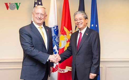 Đại sứ Việt Nam tại Hoa Kỳ Phạm Quang Vinh đến chào Bộ trưởng Quốc phòng James Mattis. Đại sứ Việt Nam tại Hoa Kỳ Phạm Quang Vinh đến chào Bộ trưởng Quốc phòng James Mattis.