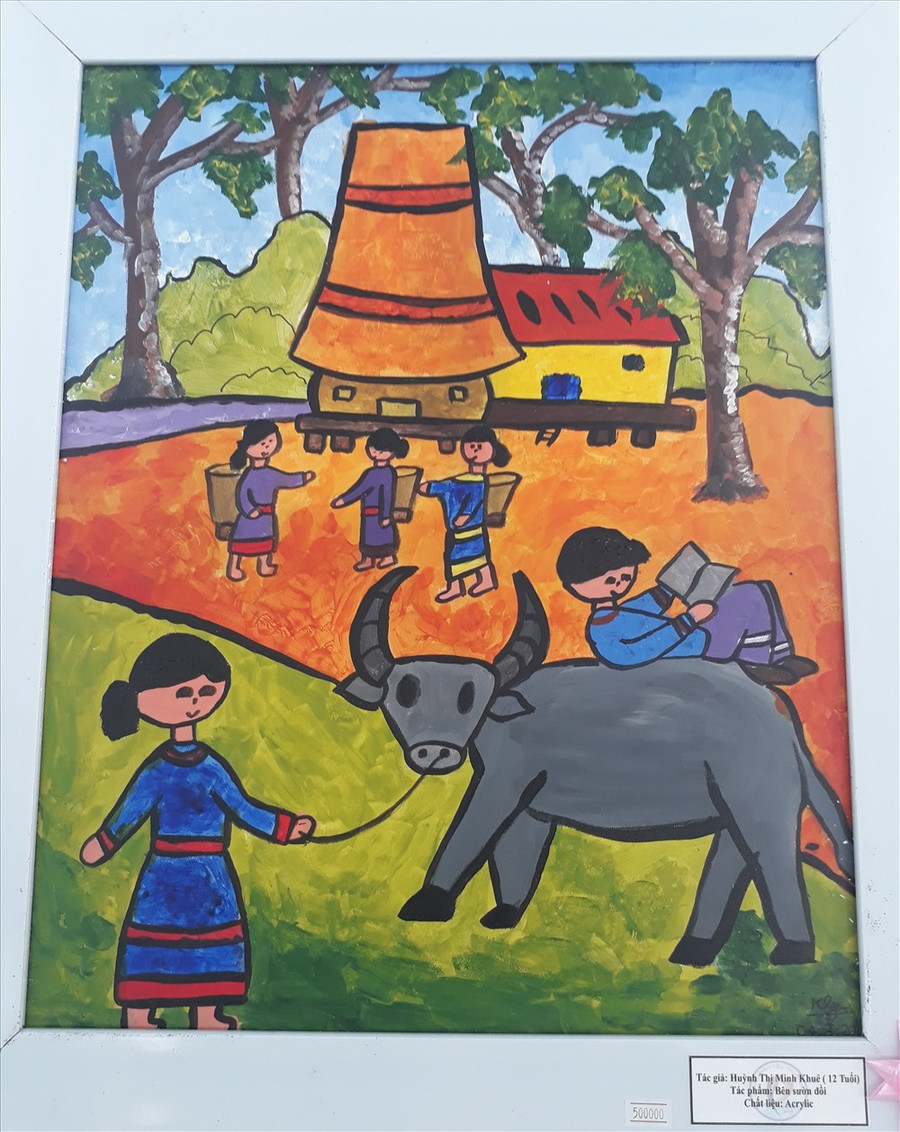 Các em vẽ cuộc sống đại ngàn Tây Nguyên yên bình, tươi đẹp.