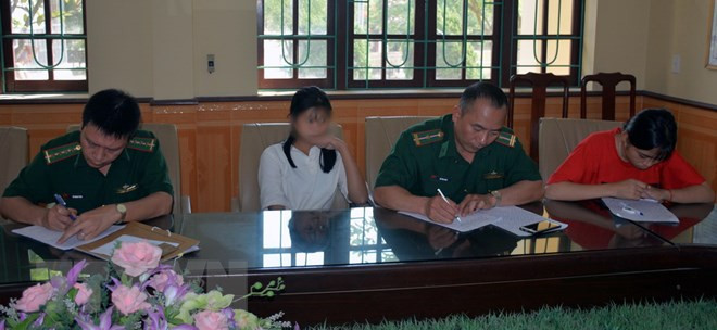Lực lượng chức năng tiến hành bàn giao 2 nạn nhân cho gia đình. Lực lượng chức năng tiến hành bàn giao 2 nạn nhân cho gia đình.