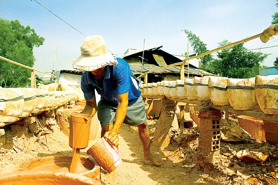 Hỗn hợp đất sét, hồ và nước được trộn và đổ khuôn để làm heo đất