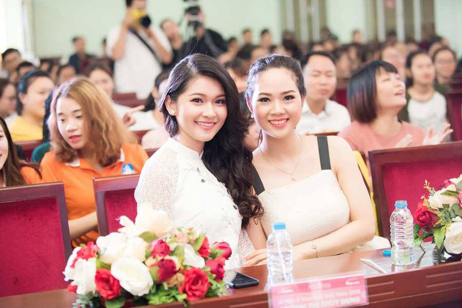 Giao lưu tại Đại học Hài Phòng, hai người đẹp chia sẻ nhiều kinh nghiệm và kêu gọi các cô gái trẻ tham gia cuộc thi. Giao lưu tại Đại học Hài Phòng, hai người đẹp chia sẻ nhiều kinh nghiệm và kêu gọi các cô gái trẻ tham gia cuộc thi.