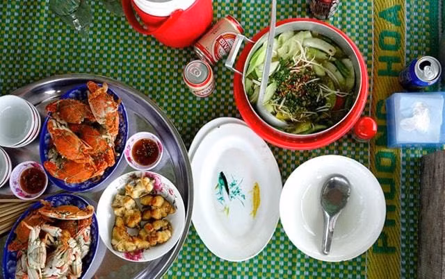 Bữa ăn tươi ngon từ hải sản tại nhà bè. Ảnh: Dân Việt