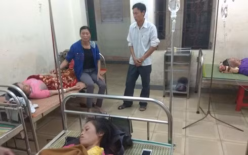  Các nạn nhân được chăm sóc tại Trung tâm y tế huyện Qùy Hợp.