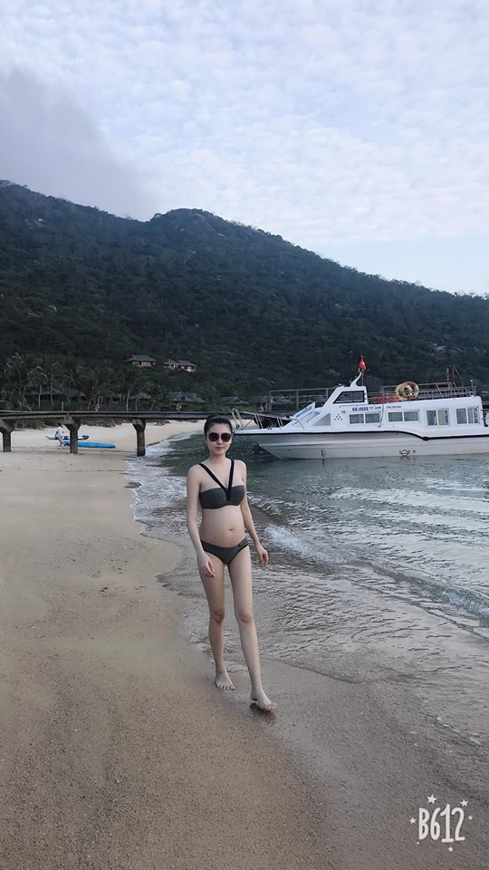 Không chỉ khiến chị em “ghen tị” vì lấy lại dáng nhanh chóng, thời gian bụng bầu vượt mặt, Ngọc Duyên vẫn tự tin khoe dáng đầy quyến rũ với bikini và thoải mái du hí cùng chồng đại gia. Không chỉ khiến chị em “ghen tị” vì lấy lại dáng nhanh chóng, thời gian bụng bầu vượt mặt, Ngọc Duyên vẫn tự tin khoe dáng đầy quyến rũ với bikini và thoải mái du hí cùng chồng đại gia.