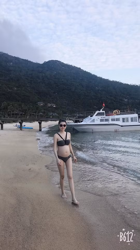  Không chỉ khiến chị em “ghen tị” vì lấy lại dáng nhanh chóng, thời gian bụng bầu vượt mặt, Ngọc Duyên vẫn tự tin khoe dáng đầy quyến rũ với bikini và thoải mái du hí cùng chồng đại gia.