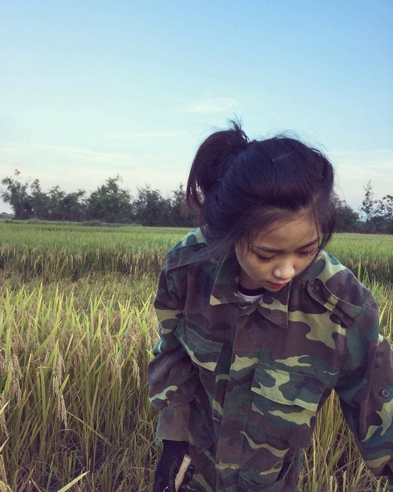 Chỉ là đi gặt lúa thôi mà, cô cần phải xinh như thế này không?