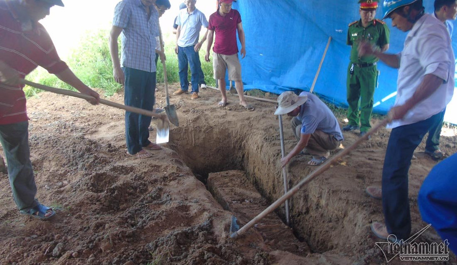 Khai quật ngôi mộ chị Đào Thị Hoa sau 6 năm chôn cất