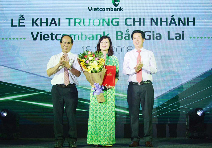 Ông Nguyễn Mỹ Hào-Ủy viên HĐQT Vietcombank và ông Võ Ngọc Thành-Phó Bí thư, Chủ tịch UBND tỉnh chúc mừng bà Đỗ Thị Việt Hằng chính thức nhậm chức Giám đốc Vietcombank Bắc Gia Lai. Ảnh: S.C