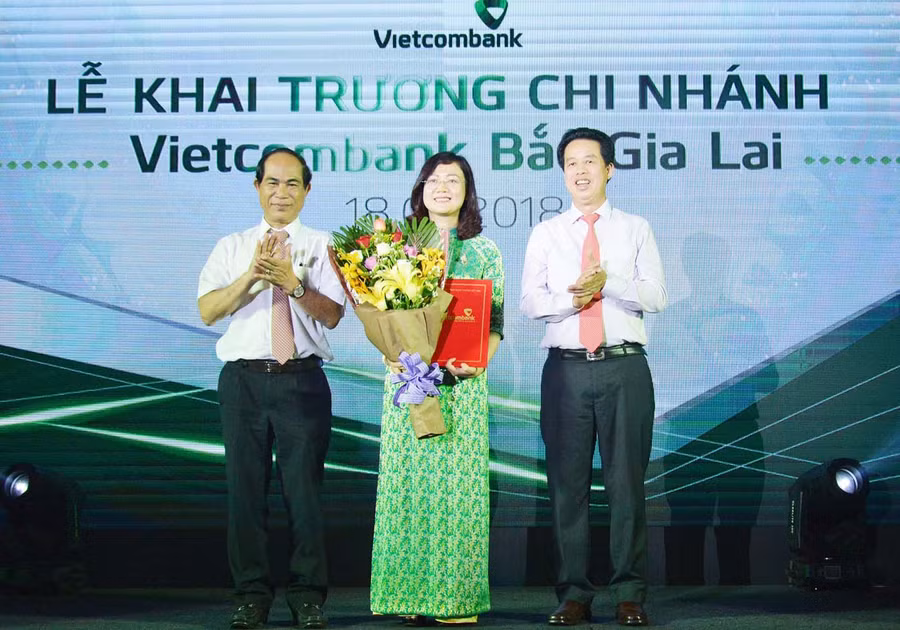 Ông Nguyễn Mỹ Hào-Ủy viên HĐQT Vietcombank và ông Võ Ngọc Thành-Phó Bí thư, Chủ tịch UBND tỉnh chúc mừng bà Đỗ Thị Việt Hằng chính thức nhậm chức Giám đốc Vietcombank Bắc Gia Lai. Ảnh: S.C