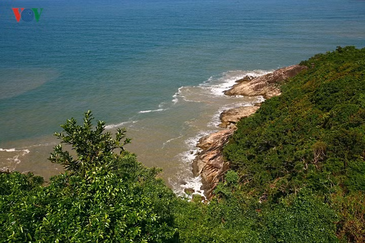 Trên cung đường Hải Vân, du khách đi tàu có thể ngắm nhìn cảnh thiên nhiên hùng vĩ tuyệt đẹp. Từ trên tàu có thể thấy những vách núi dựng đứng ở phía Tây và biển Đông ngay sát dưới chân; từ cửa sổ toa tàu có thể nhìn thấy cả đoàn tàu đang uốn lượn men theo triền núi.