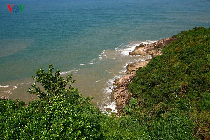 Trên cung đường Hải Vân, du khách đi tàu có thể ngắm nhìn cảnh thiên nhiên hùng vĩ tuyệt đẹp. Từ trên tàu có thể thấy những vách núi dựng đứng ở phía Tây và biển Đông ngay sát dưới chân; từ cửa sổ toa tàu có thể nhìn thấy cả đoàn tàu đang uốn lượn men theo triền núi.