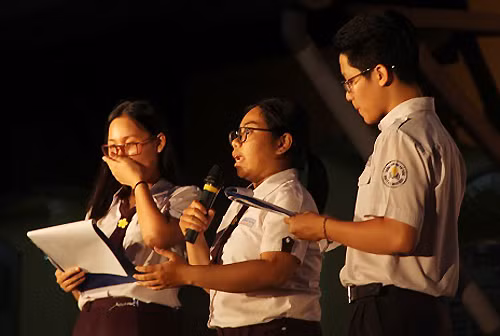 Khanh (giữa) kể về cha. 