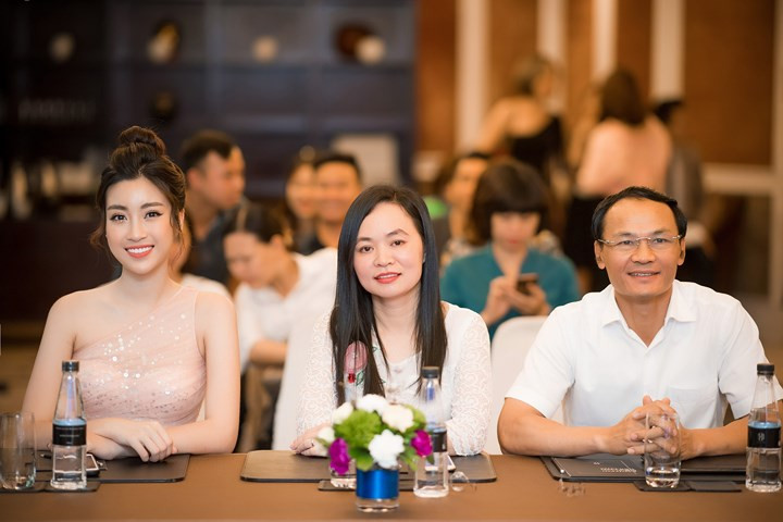  Sắp tới, cô sẽ đảm nhận 1 vai trò hoàn toàn mới – BTV của VTV24, còn đó cụ thể là chương trình nào thì nàng Hậu vẫn còn giữ bí mật.