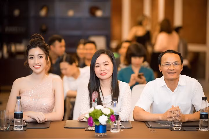  Sắp tới, cô sẽ đảm nhận 1 vai trò hoàn toàn mới – BTV của VTV24, còn đó cụ thể là chương trình nào thì nàng Hậu vẫn còn giữ bí mật.