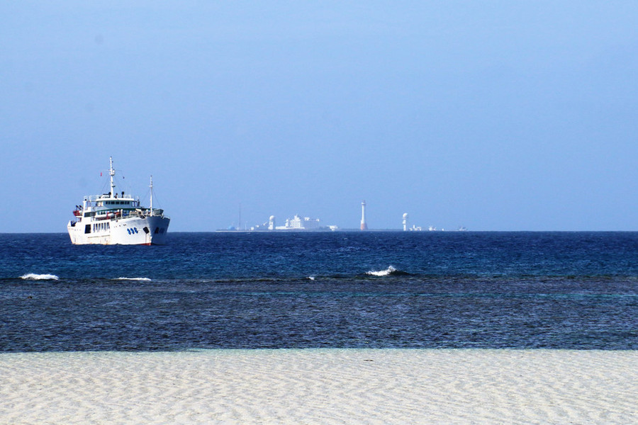 Phía xa, cách đảo 4 hải lý là bãi Gạc Ma do Trung Quốc chiếm giữ trái phép và đã xây dựng thành căn cứ quân sự