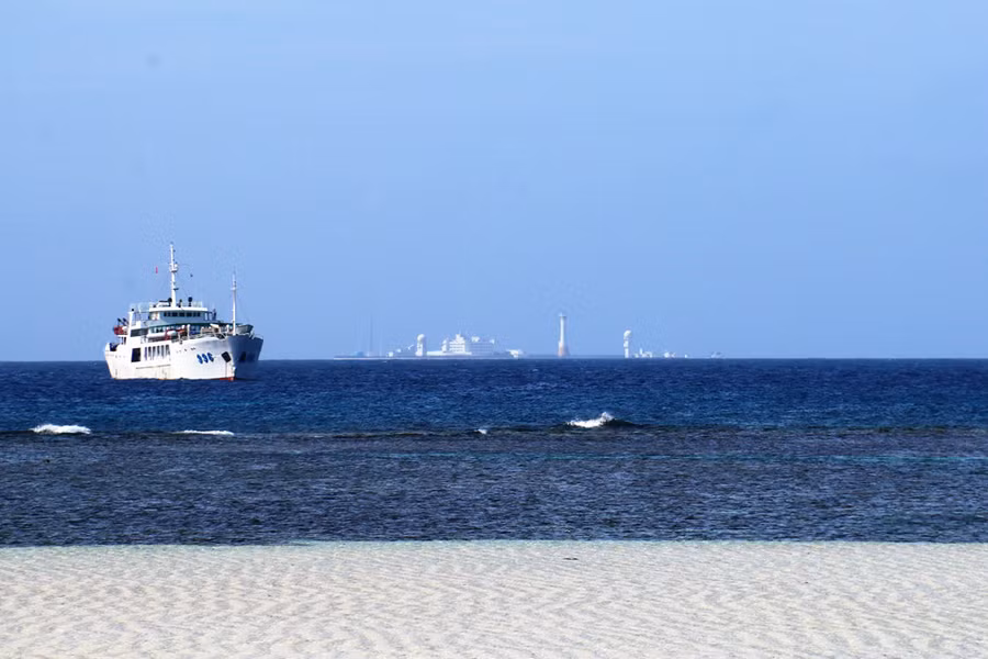 Phía xa, cách đảo 4 hải lý là bãi Gạc Ma do Trung Quốc chiếm giữ trái phép và đã xây dựng thành căn cứ quân sự