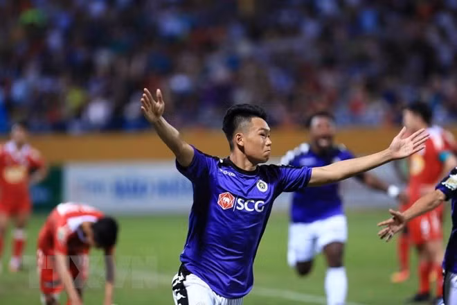 Thành Chung ăn mừng sau khi ghi bàn cho Hà Nội FC.