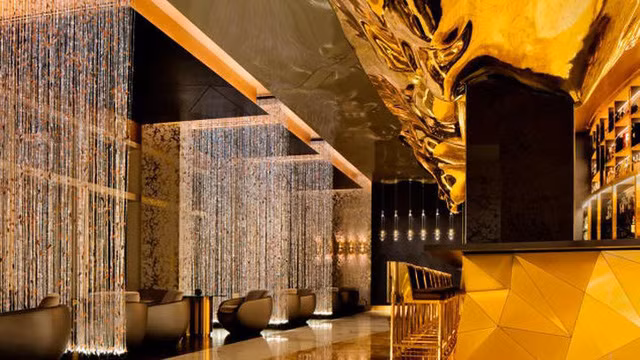 Toàn bộ nội thất của nhà hàng được dát vàng 24k hoặc có tông vàng bóng mang lại vẻ xa xỉ.