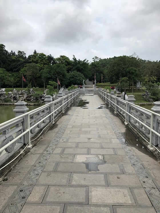  Đường vào đền thờ Quốc Tổ Lạc Long Quân.