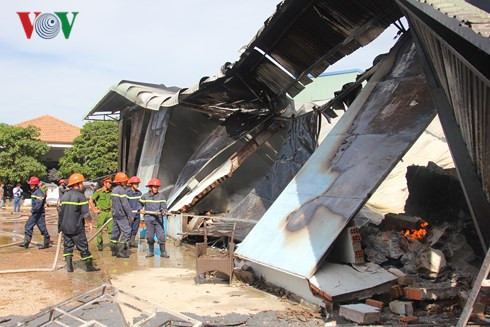 Đến 15 giờ chiều nay đám cháy cơ bản được dập tắt.