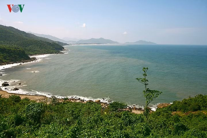 Cho dù hiện nay tuyến đường bộ đã có hầm Hải Vân xuyên qua núi thì nhiều người vẫn chọn cách đi tàu để có thể thưởng ngoạn phong cảnh kỳ thú của Hải Vân – nơi giao thoa giữa hai miền nam bắc, nơi được mệnh danh là “Thiên hạ đệ nhất hùng quan”