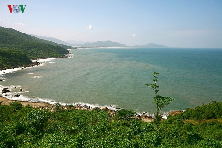 Cho dù hiện nay tuyến đường bộ đã có hầm Hải Vân xuyên qua núi thì nhiều người vẫn chọn cách đi tàu để có thể thưởng ngoạn phong cảnh kỳ thú của Hải Vân – nơi giao thoa giữa hai miền nam bắc, nơi được mệnh danh là “Thiên hạ đệ nhất hùng quan”