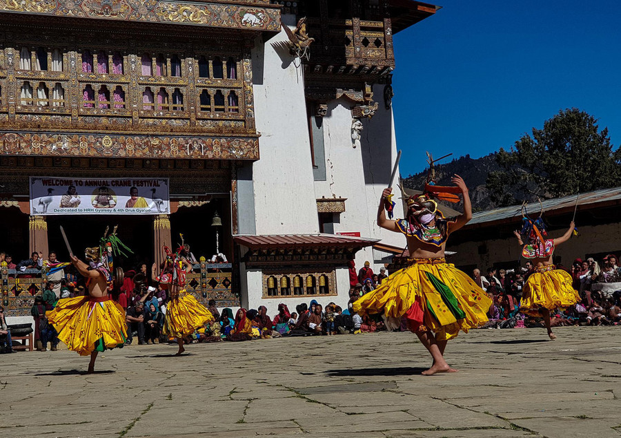 Không phải ai trong chúng ta cũng có thể tìm thấy hạnh phúc cho riêng mình ở Bhutan. Nhưng tôi tin, ai cũng có thể nhìn thấy và cảm nhận được niềm hạnh phúc giản đơn được vùng đất này dưỡng nuôi và bảo vệ.  Không phải ai trong chúng ta cũng có thể tìm thấy hạnh phúc cho riêng mình ở Bhutan. Nhưng tôi tin, ai cũng có thể nhìn thấy và cảm nhận được niềm hạnh phúc giản đơn được vùng đất này dưỡng nuôi và bảo vệ.