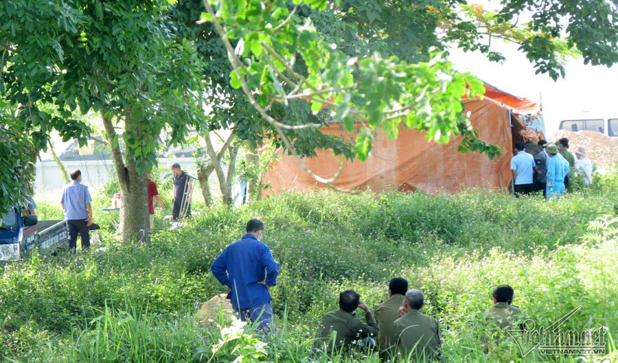  Bên trong nghĩa trang lúc khai quật tử thi chết bất thường