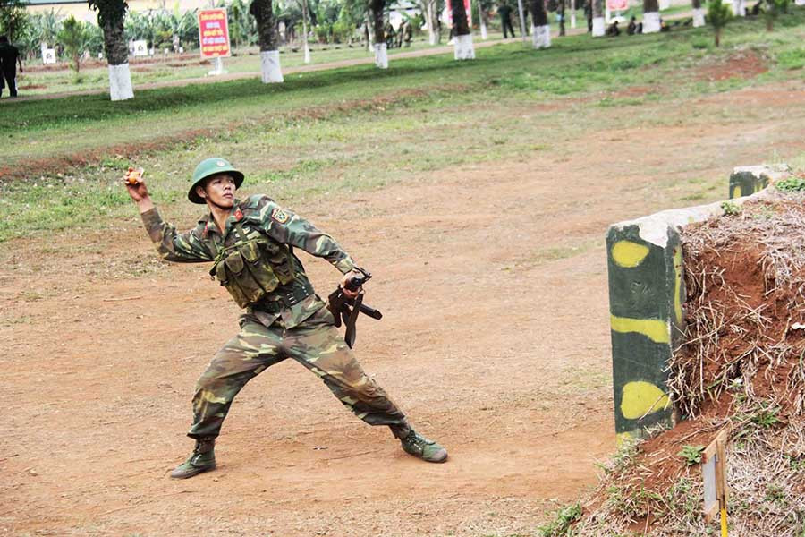 Chiến sĩ mới Phan Phú Doãn (SN 1994, Quảng Ngãi) luyện tập ném lựu đạn