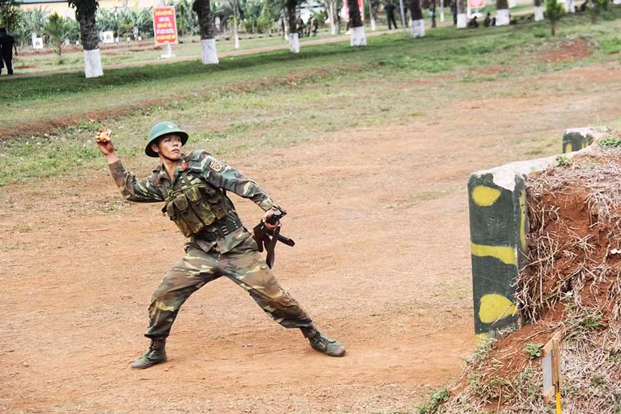 Chiến sĩ mới Phan Phú Doãn (SN 1994, Quảng Ngãi) luyện tập ném lựu đạn