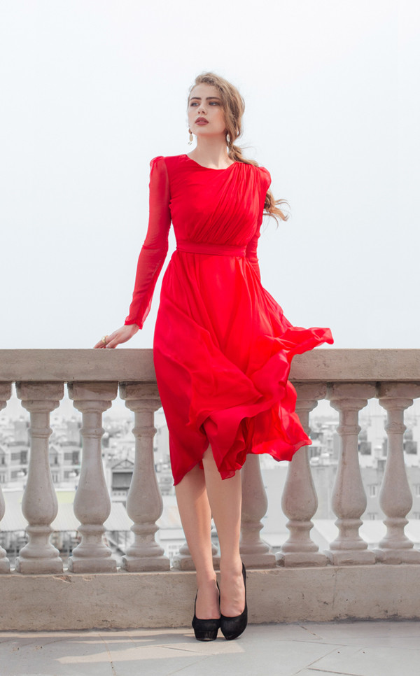 Ngoài vải lụa nhân tạo, nhà mốt Việt còn sử dụng thêm các loại tơ lụa, voan lụa để mang tới sự nhẹ nhàng cho các mẫu váy.