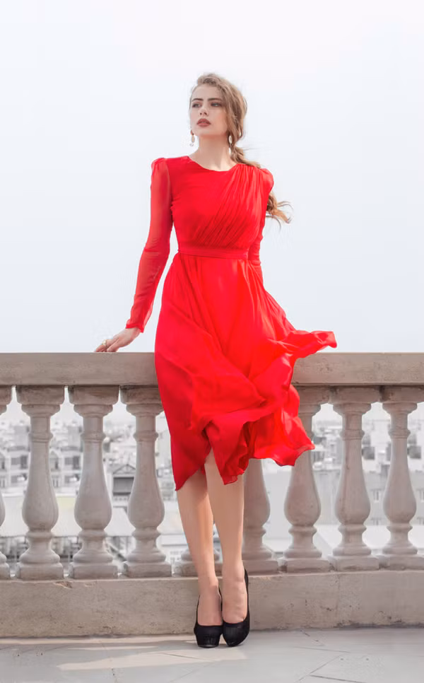 Ngoài vải lụa nhân tạo, nhà mốt Việt còn sử dụng thêm các loại tơ lụa, voan lụa để mang tới sự nhẹ nhàng cho các mẫu váy. Ngoài vải lụa nhân tạo, nhà mốt Việt còn sử dụng thêm các loại tơ lụa, voan lụa để mang tới sự nhẹ nhàng cho các mẫu váy.