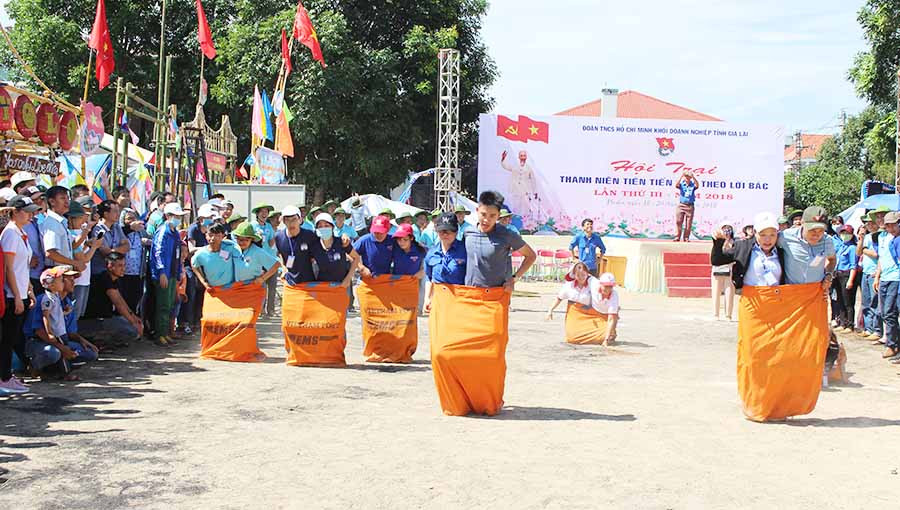 Các trại sinh tham gia phần thi nhảy bao bố. Ảnh: Phan Lài
