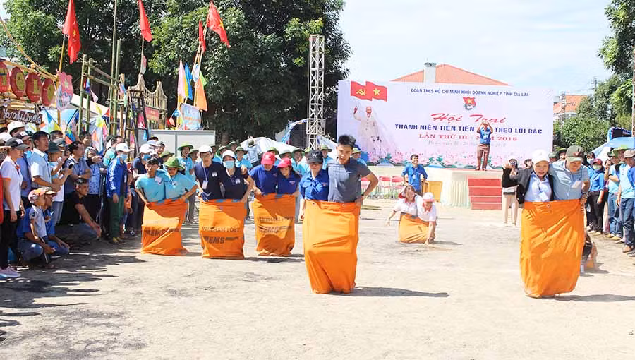 Các trại sinh tham gia phần thi nhảy bao bố. Ảnh: Phan Lài