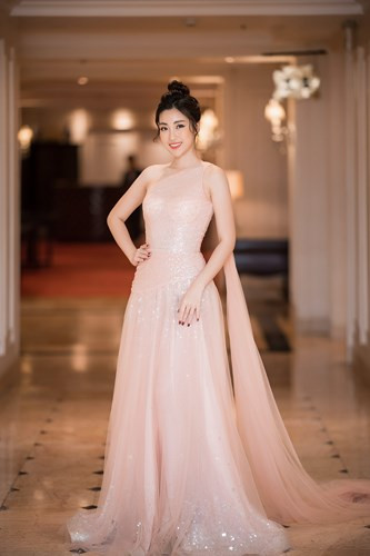 Hoa hậu Đỗ Mỹ Linh xuất hiện tại một sự kiện lớn diễn ra tại Hà Nội cùng nhiều nghệ nhân, chuyên gia trong lĩnh vực ẩm thực. 