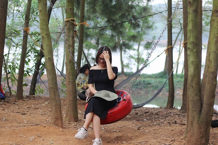 Xích đu bằng lốp thơ mộng không thể thiếu trong các bức hình sống ảo.