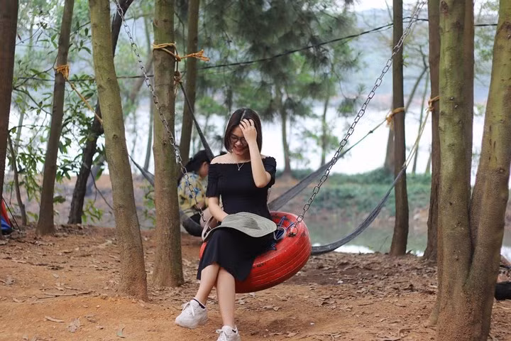 Xích đu bằng lốp thơ mộng không thể thiếu trong các bức hình sống ảo.