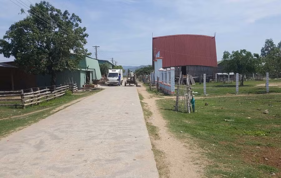  Đoạn đường được bê tông hóa của thôn Bi Giông. Ảnh: Mai Linh