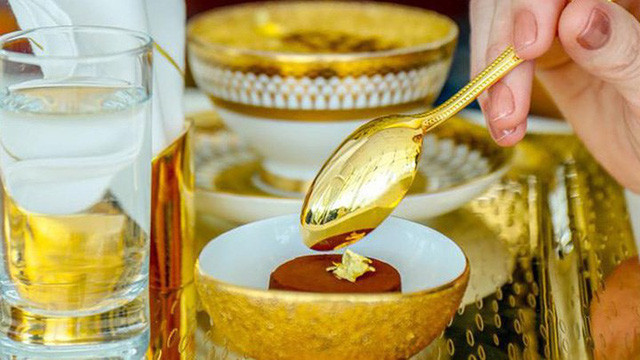 Bát, đĩa, thìa, dĩa... bày các món ăn cũng được làm bằng vàng hoặc dát vàng.
