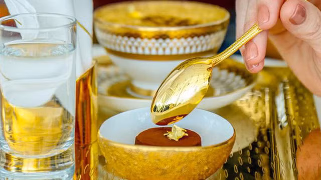 Bát, đĩa, thìa, dĩa... bày các món ăn cũng được làm bằng vàng hoặc dát vàng.