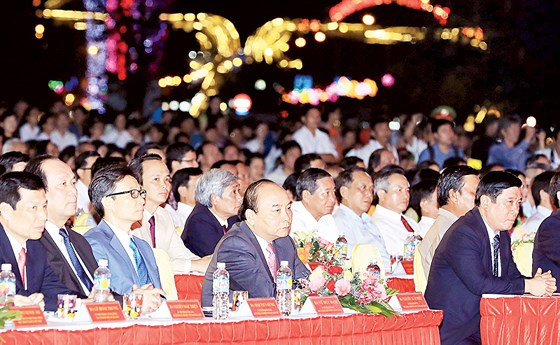  Thủ tướng Nguyễn Xuân Phúc và các đại biểu tham dự buổi lễ Ảnh: TTXVN