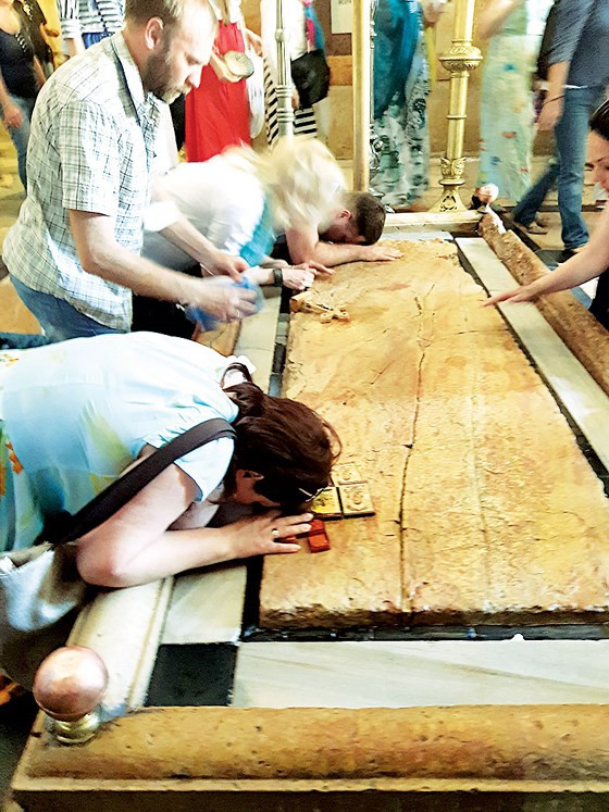 Nhà thờ Mộ Thánh ở Jerusalem - được xem là nơi Chúa Jesus yên nghỉ. Phiến đá cẩm thạch che trên giường chôn Chúa Jesus sau khi bị hành hình