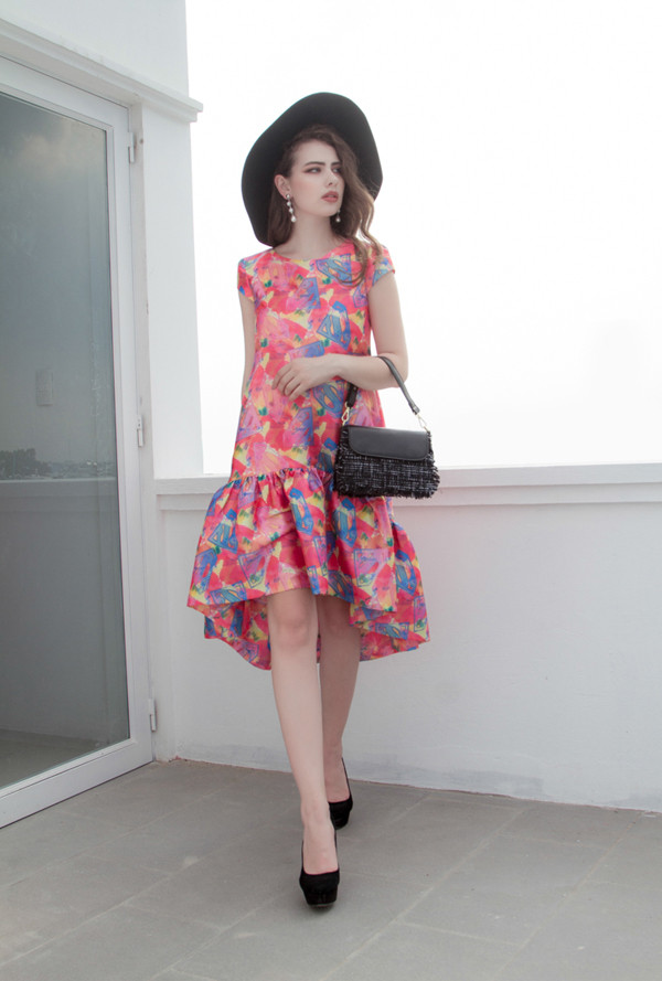 Váy hạ eo với phom dáng rộng mang lại sự thoải mái cho các bạn gái khi đến văn phòng và thích hợp với những buổi cà phê, dạo phố.