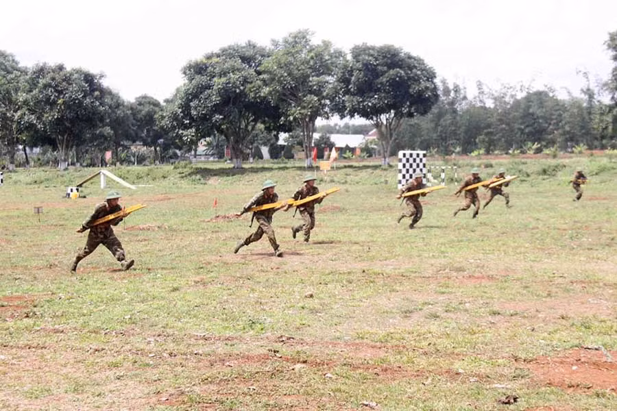 Đánh bộ phá hàng rào thép gai.
