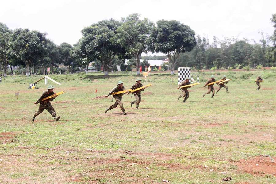 Đánh bộ phá hàng rào thép gai.