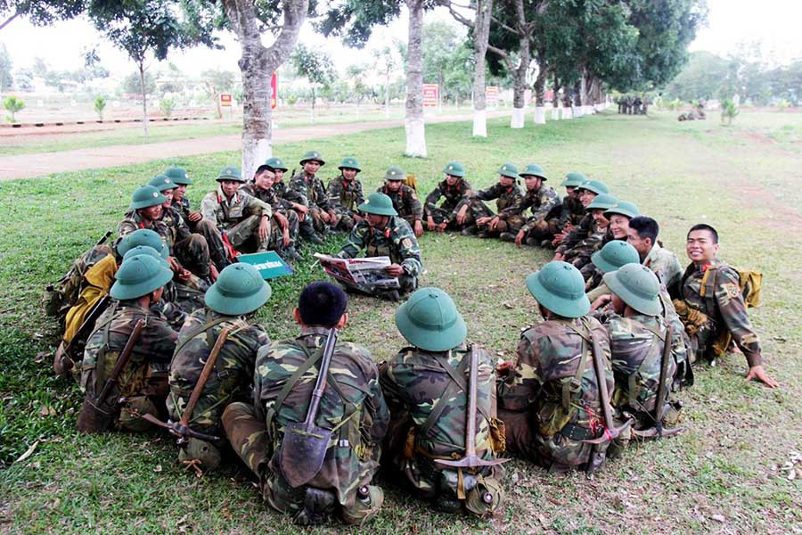 Trong thời gian nghỉ giải lao, các chiến sĩ đọc báo cho nhau nghe