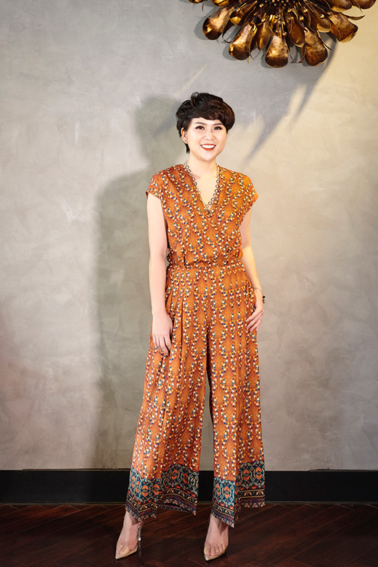  Không cần thiết kế cầu kỳ, mẫu jumpsuit hoạ tiết hoa nhí với từng chi tiết xếp nếp, chiết eo khéo léo giúp người mặc tôn dáng và che khuyết điểm.