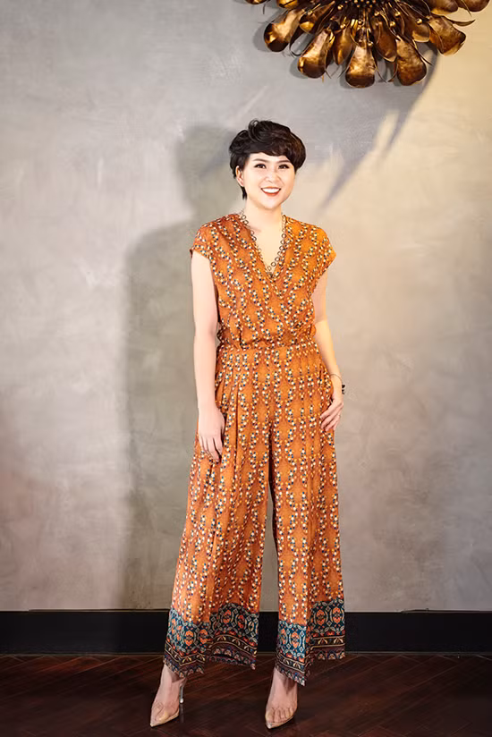  Không cần thiết kế cầu kỳ, mẫu jumpsuit hoạ tiết hoa nhí với từng chi tiết xếp nếp, chiết eo khéo léo giúp người mặc tôn dáng và che khuyết điểm.