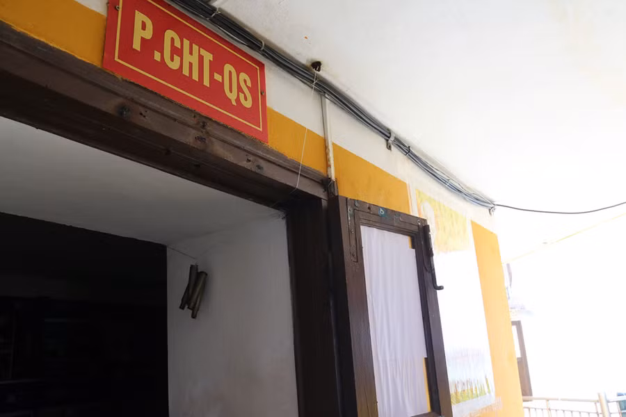 Vỏ đạn báo động treo ở cửa mỗi phòng làm việc, phòng ở